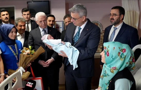 Sağlık Bakanı Memişoğlu, İstanbul'da Yılın İlk Bebeğini Ziyaret Etti