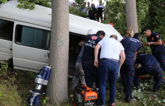Şarampole uçan minibüsün sürücüsü hayatını kaybetti