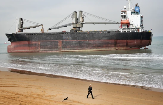 Sarıyer'de Karaya Oturan Gemi Kurtarıldı