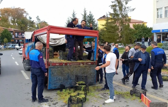 Satıcı Üzüm Kasalarını Belediyeye Attı