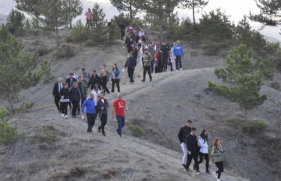 Şehitler İçin 4 Kilometre Yürüdüler