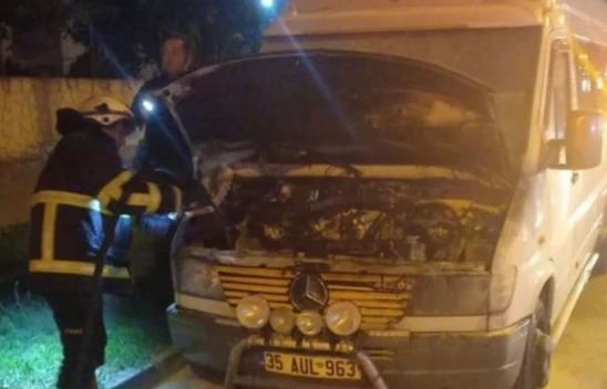 Seyir halindeki minibüs yandı