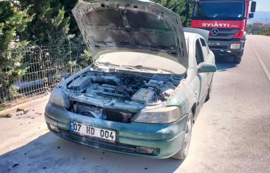 Seyir halindeki otomobil alev aldı