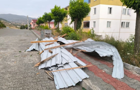 Şiddetli Rüzgar Evlerin Çatılarını Uçurdu