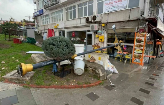 Fırtınada Tabelalar ve Ağaçlar Devrildi