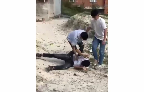 Sokak ortasında 2 çocuk bir diğer çocuğa acımasızca saldırdı