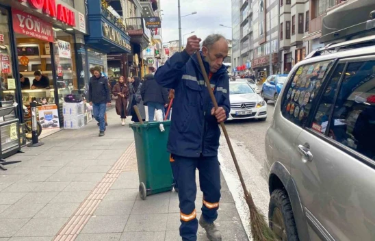 Zonguldak'ta Sokakta Temizlik Yapan Görevliyi Darp Ettiler