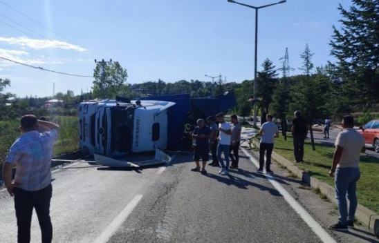 Sunta Yüklü Tır Devrildi