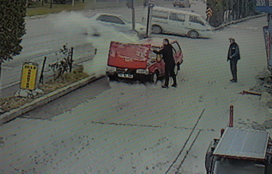 Sürücü Kaputu Açınca Neye Uğradığını Şaşırdı