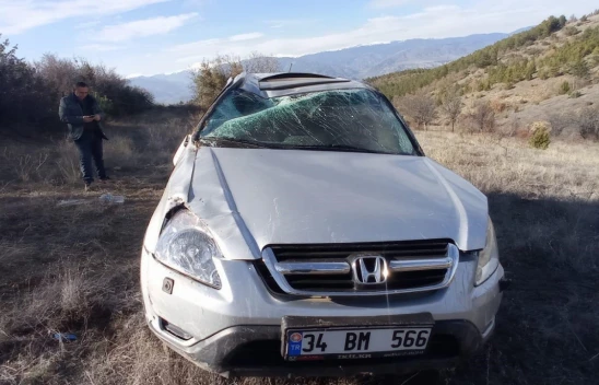 Tarlaya Uçan Cipteki 3 Kişi Yaralandı