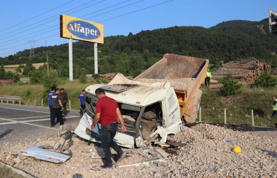 Taş yüklü kamyon D-100 karayoluna uçtu