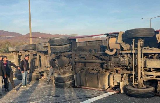 TEM'de Tır Devrildi