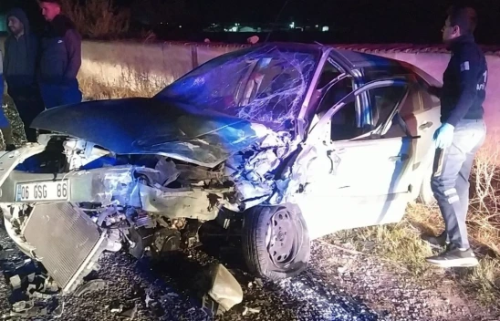 Ticari Araç ile Otomobil Kafa Kafaya Çarpıştı: 4 yaralı