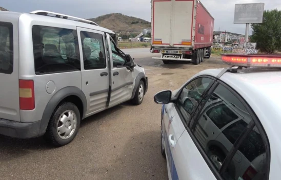 Ticari araç ile TIR çarpıştı 4 yaralı