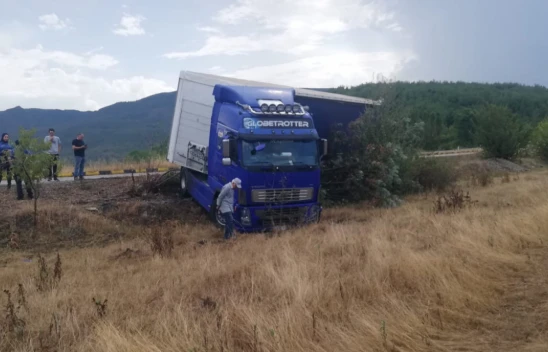 Tır Şarampole Devrildi