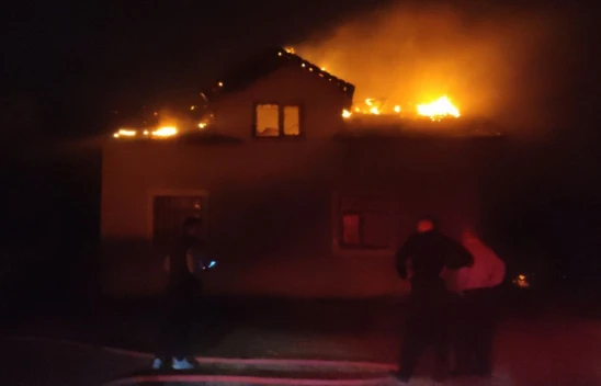 Tosya'da anız yangını sonrası 2 katlı ev tamamen yandı