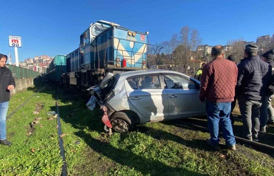 Üç Kişilik Aile Dehşeti Yaşadı, Trenin Çarptığı Otomobil 30 Metre Sürüklendi