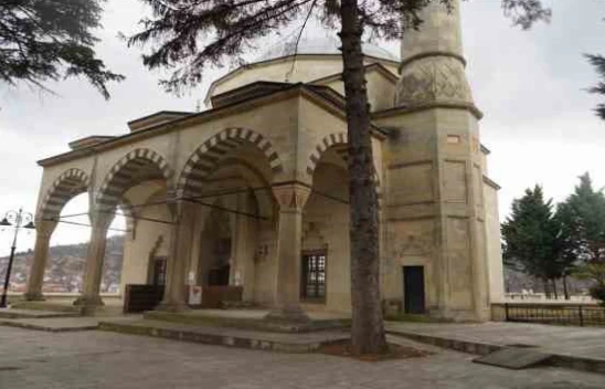 Yakupağa Camii'nin Kapısında Ne Yazıyor ?