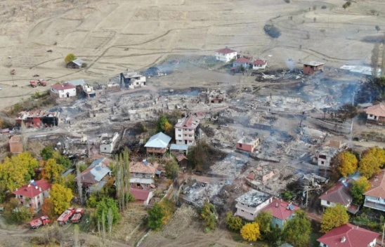 Yangın, köyü savaş alanına çevirdi