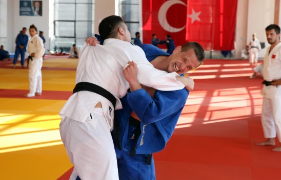 Yarım Kalan İşini Paris'te Tamamlayacak