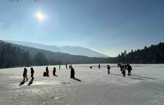Yasağa Aldırış Etmeden Donmuş Göl Üzerine Çıktılar
