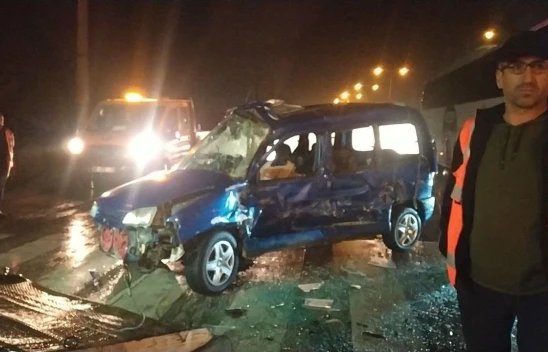 Yolcu Otobüsüyle Çarpışan Ticari Araç Sürücüsü Ağır Yaralandı