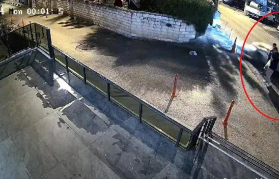 Yolda Yürüyen Yayaları Teğet Geçti