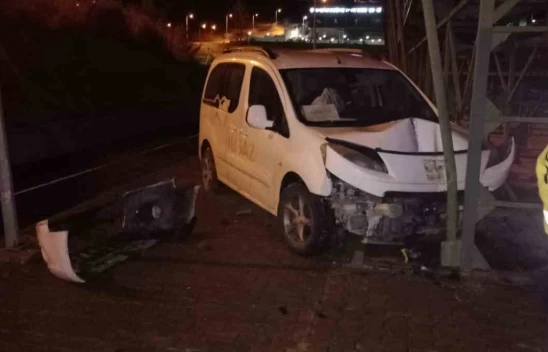 Yoldan Çıkan Araç, Spor Tesislerine Uçtu: 1 Yaralı