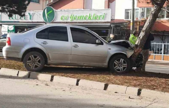 Otomobil Ağaca Çarptı: 1 Yaralı