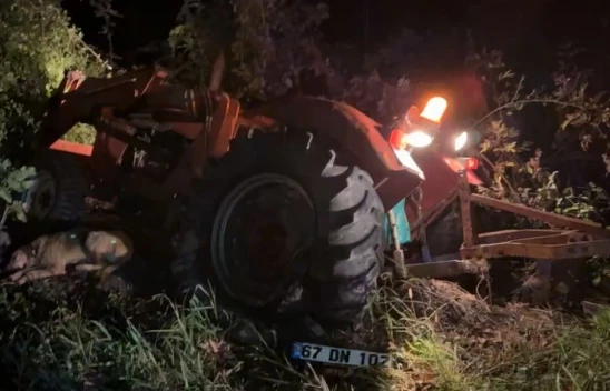 Otomobil Ve Traktör Çarpıştı