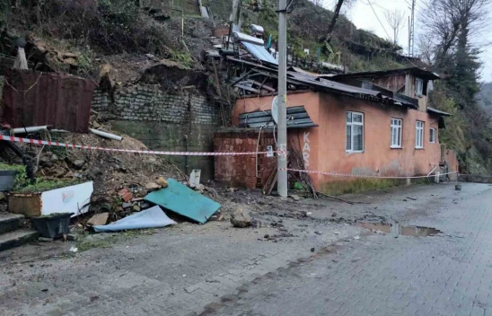 Zonguldak'ta Heyelan Sonrası 3 Ev Tahliye Edildi