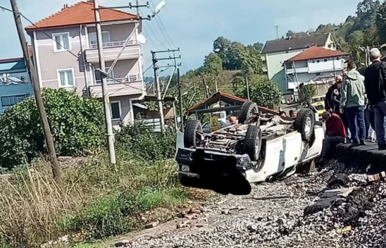 Zonguldak'ta İl Özel İdare Aracı Bahçeye Uçtu 1 Yaralı