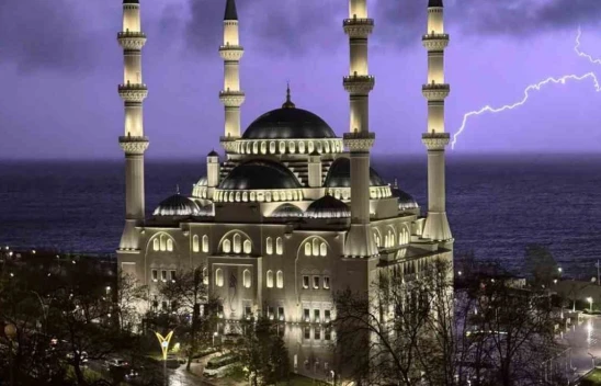 Zonguldak'ta Şimşekler Geceyi Aydınlattı