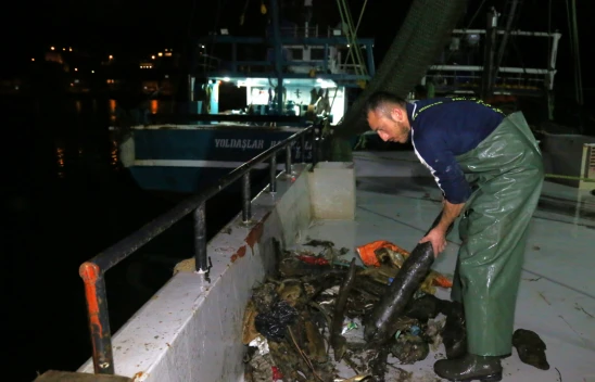 Çevreci Balıkçılar Denizi Temizliyor