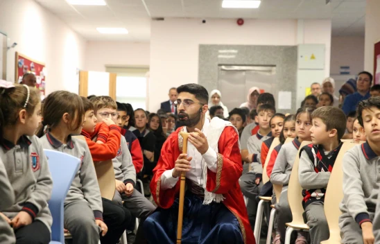 Meddah Köylerde Dinlediği Hikayeleri Derliyor