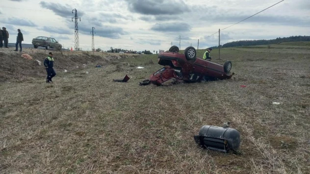 3 araç çarpıştı! Biri tarlaya uçtu