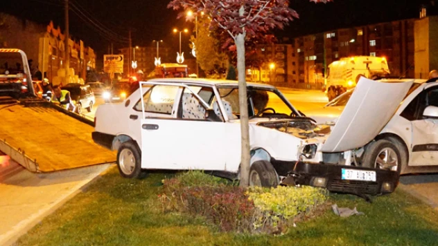 2 otomobil çarpıştı 9 kişi yaralandı