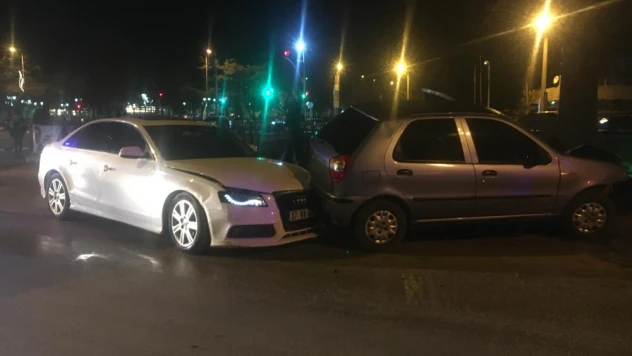 2 otomobil çarpıştı: 3 YARALI