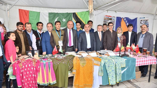 40 ülkeden bin 200 öğrenci kültürlerini tanıttı