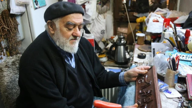 50 yıldır ahşaplara sanat işliyor