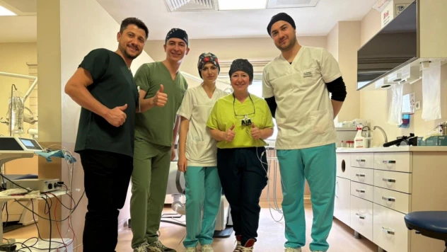 16 Yaşındaki Hastaya Doğal Diş Nakli Yapıldı