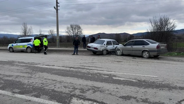 2 Otomobil Çarpıştı!