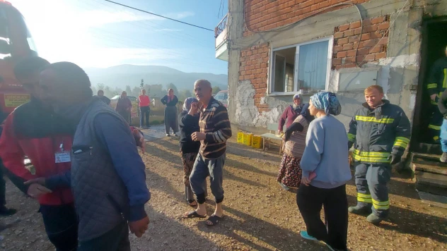3 katlı evde çıkan yangında baba dumandan etkilendi, oğlu ise yandı