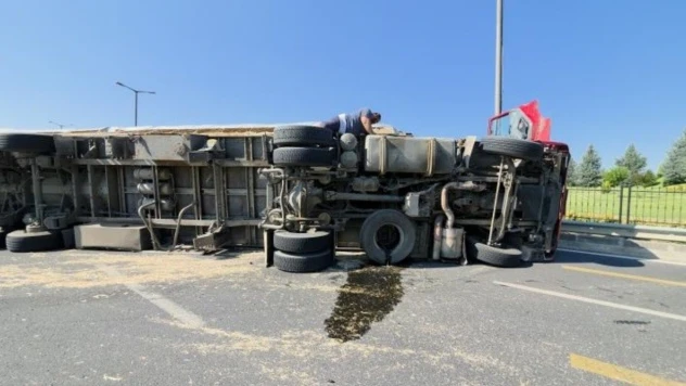37 Plakalı Tır Devrildi: Sürücü, Kaza Nedenine 'Hızlıydım' Dedi!