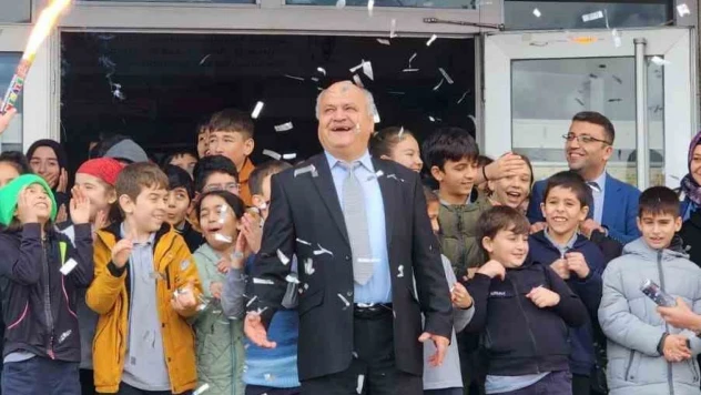 47 Yıllık Eğitimci Alkışlarla Mesleğine Veda Etti