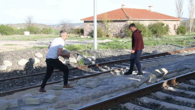 Yoldaki Taşları Söktüler