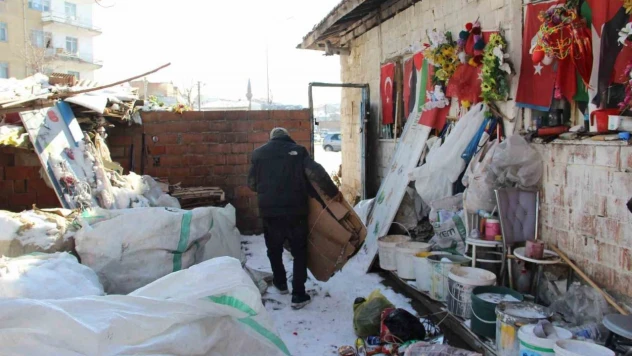 79 Yaşındaki Adamın Bayrak Hassasiyeti