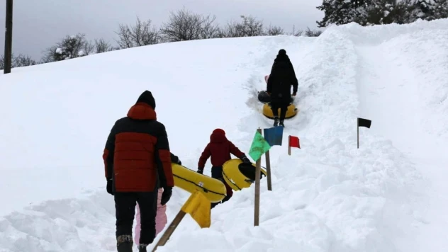 Abant'ta Köylülerin Hazırladığı Pistte Çocuklar Şambrelle Kaydı