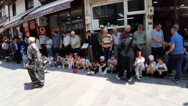 Minikler Ellerini Semaya Açtı