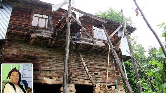 Ahşap evin balkonu çöktü: 1 ölü, 6 yaralı